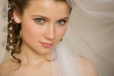 Close Up Portrait Photo Of The Bride In Her Wedding Dress